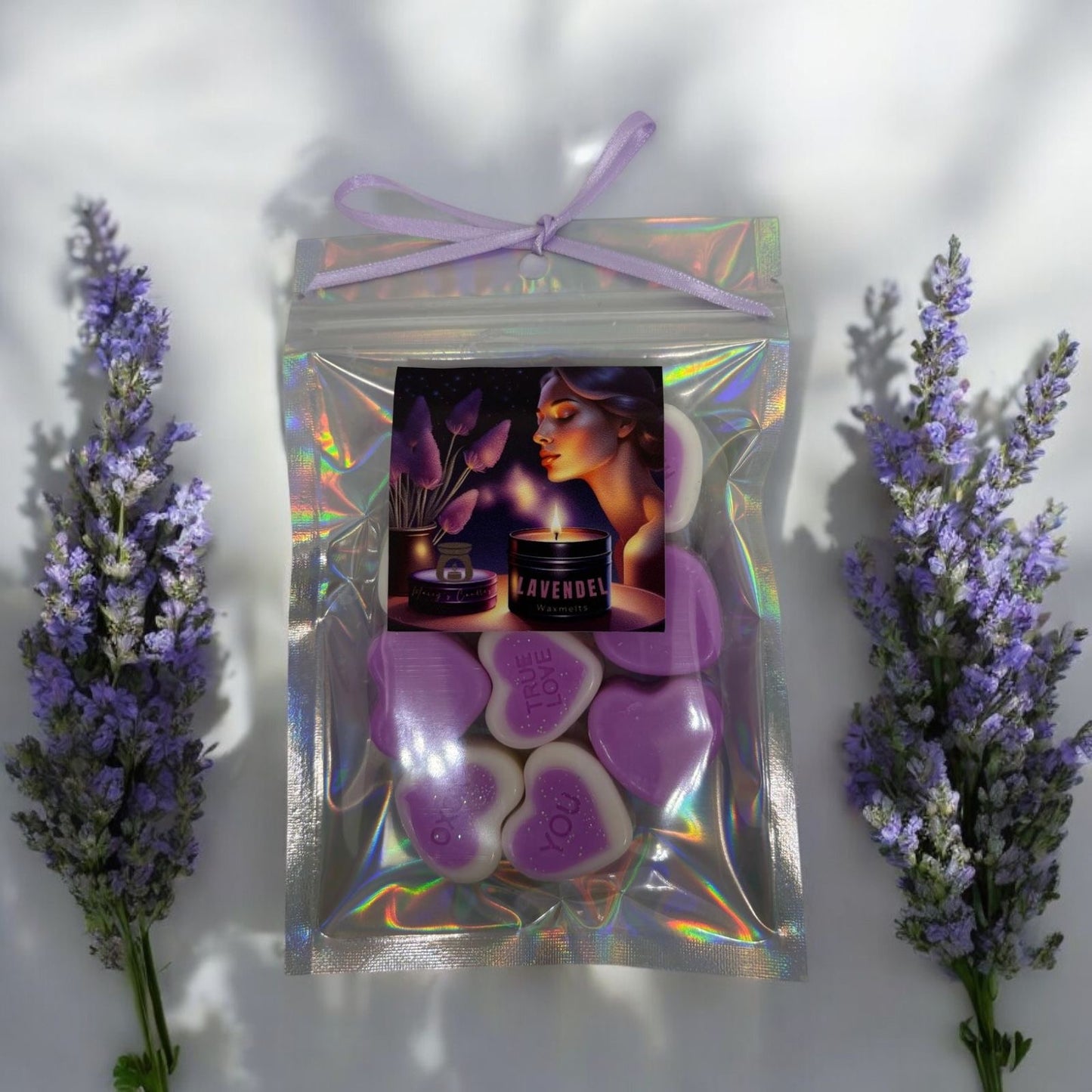 Lavendel love soja was melts kleur wit en paarsachtig met de geur van lavendel in hartvorm 9 stuks verpakt in een hersluitbaar zakje leuk voor moederdag of valentijn of als kado aan jezelf
