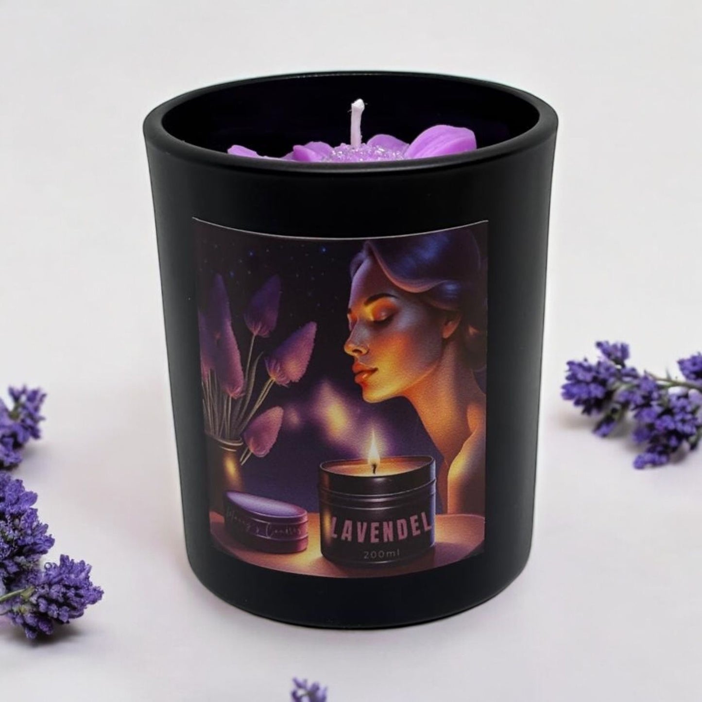 Lavendel geurkaars in zwarte glazen pot met deksel handgemaakt kado voor valentijn, moederdag. Duurzame sojawas