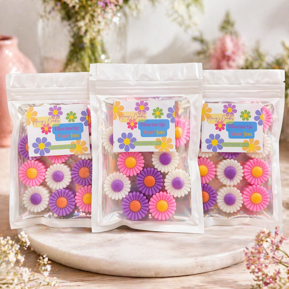 Handgemaakte waxmelts in daisy vorm van sojawas. Geuren: roos, jasmijn en lavendel. Perfect als cadeautje of voor een heerlijke geur in huis.