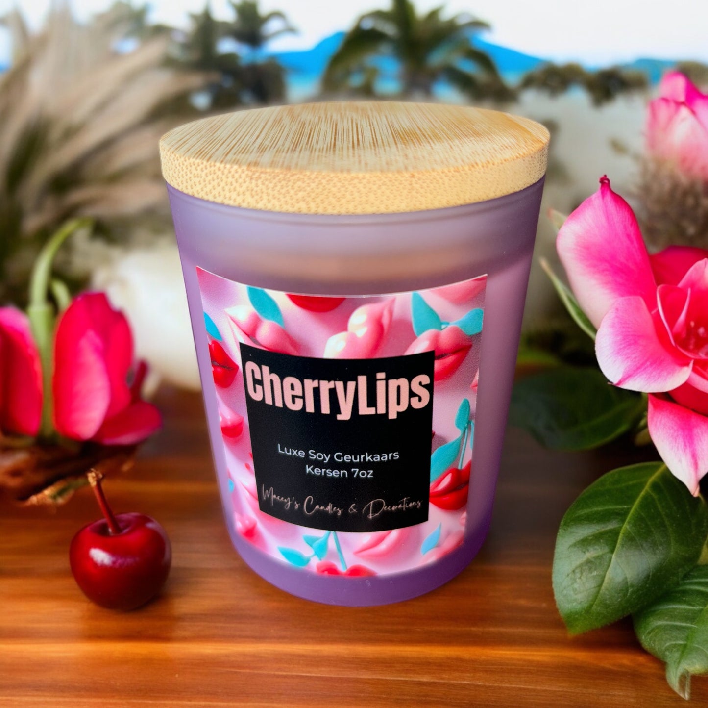 luxe geurkaars met de geur van kersen, in een roze frosted glazen pot van 7oz met bamboe deksel, handgemaakt van sojawas, met een mooi label van cherry lips