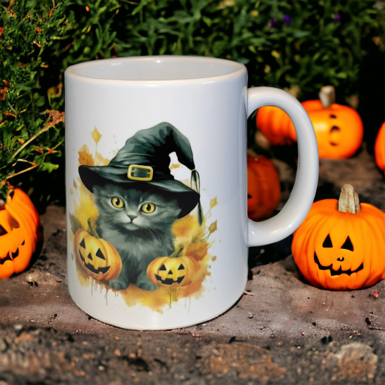 Halloween Kitty Beker. Keramische witte beker 350ml opdruk grijze kitten met heksenhoed en oranje pompoenen