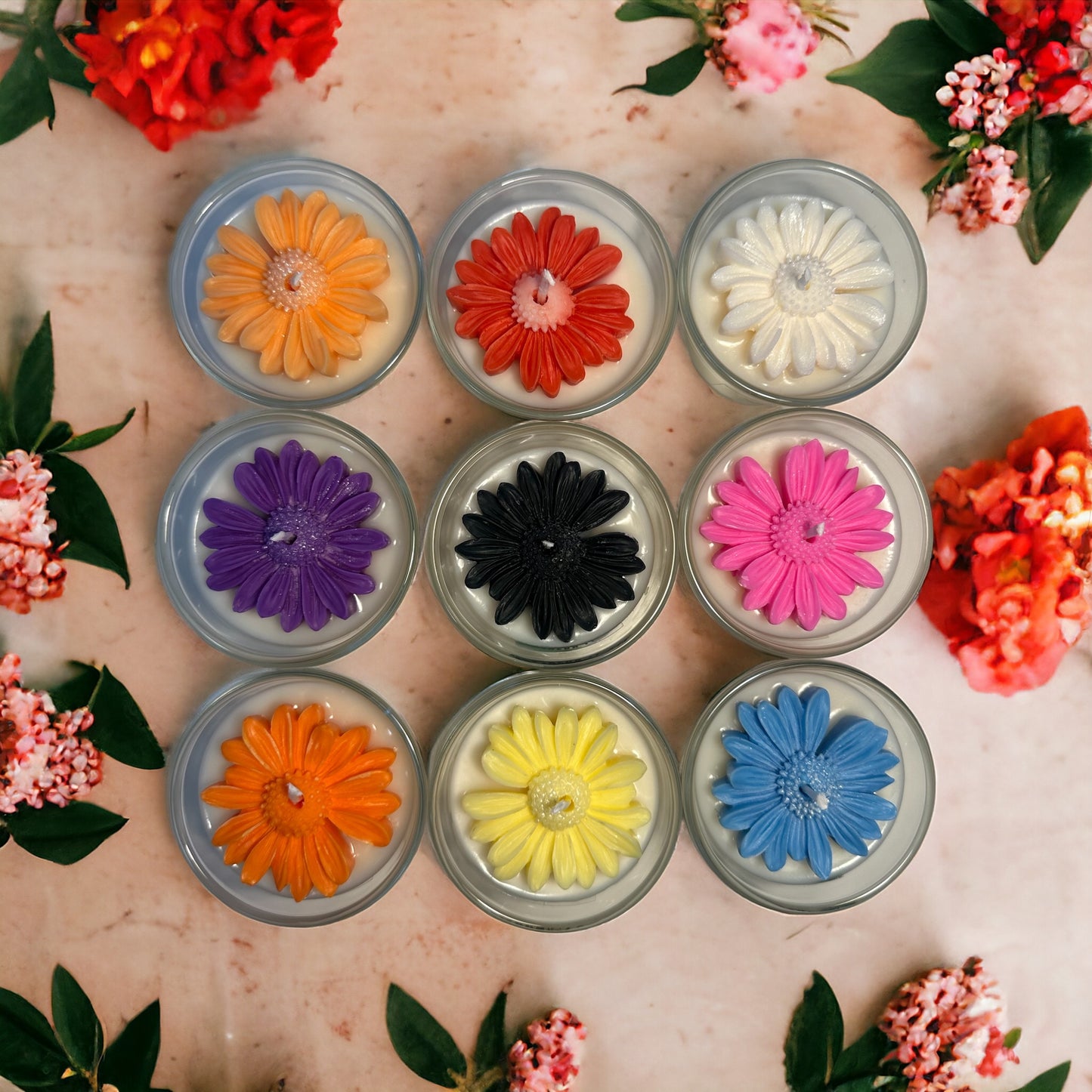 verschillende geuren geurkaarsjes in glazen potje met bloem in verschillende geuren, natuurlijke soja was, aromatherapie