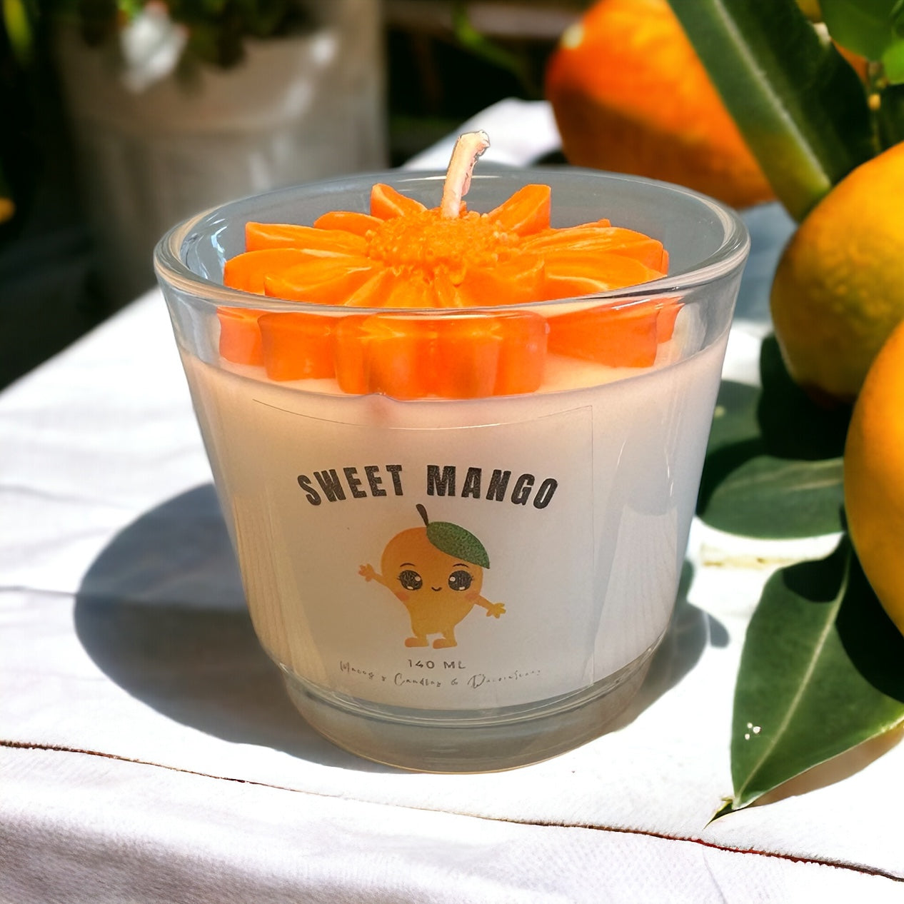 natuurlijke geurkaars in glazen potje met de geur van zoete mango met een madelief op de kaars, moederdag, valentijn, lente, zomer -kaars