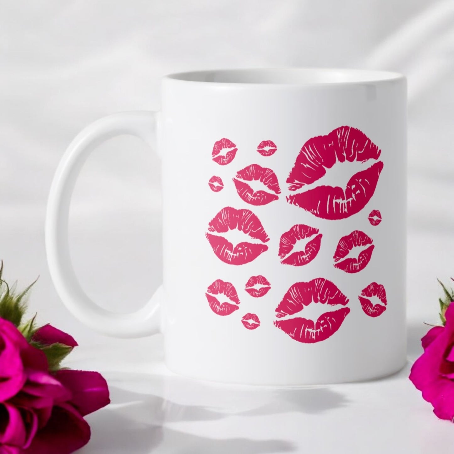 Keramische witte gesublimeerde koffie beker van 350ml, met rood/roze kusjes erop,liefde, valentijn, moederdag,vaderdag, voor jezelf, zelfliefde