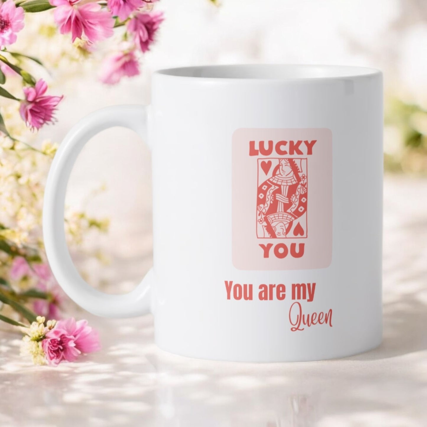 Deze stijlvolle keramische witte 350 ml mok met een klassieke Queen-speelkaartafbeelding en de tekst You Are My Queen is het perfecte cadeau voor die ene speciale persoon. Of het nu voor een ochtend vol koffie of een avondje thee is, deze mok herinnert hen eraan hoe speciaal ze voor jou zijn.