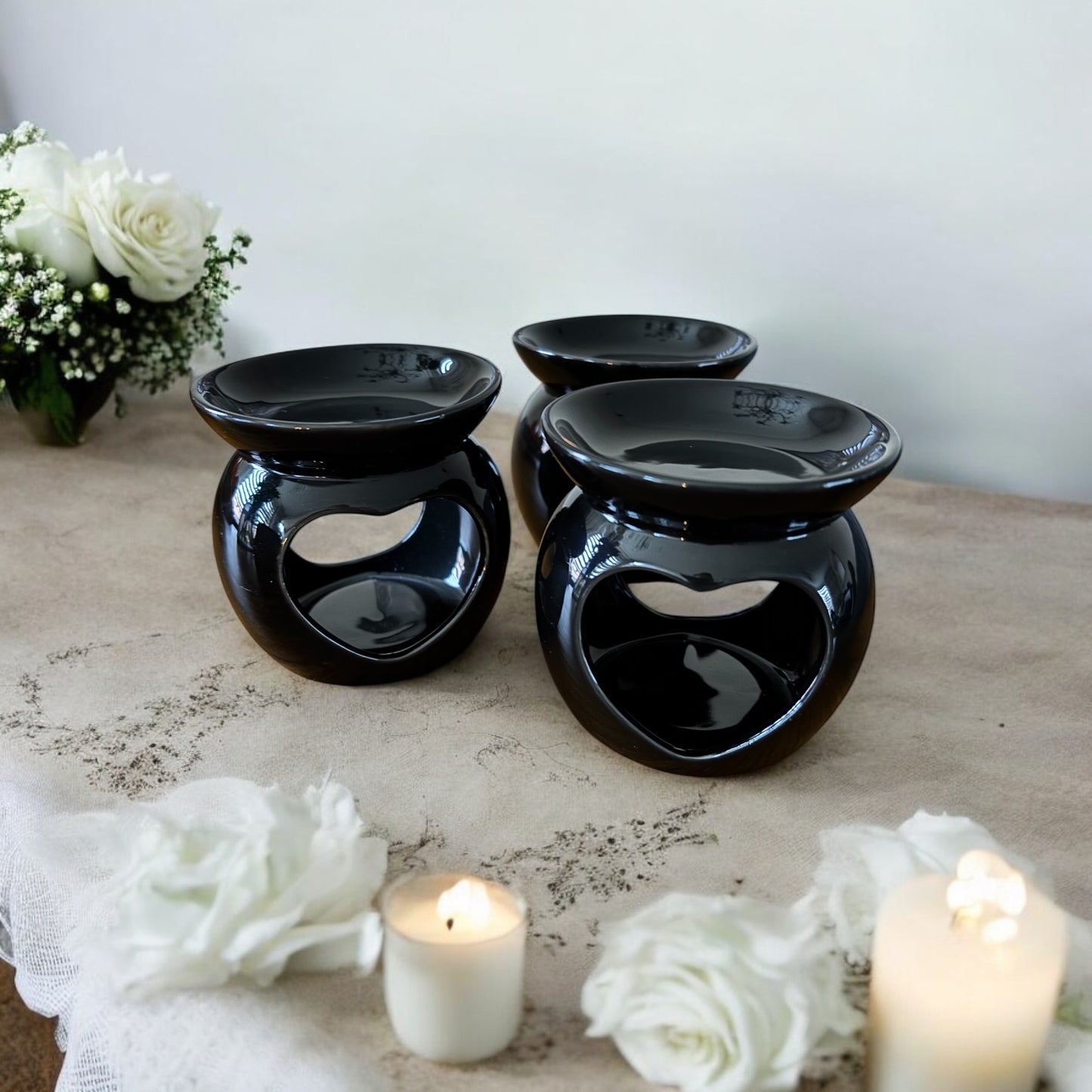 zwarte keramische waxbrander wax burner met hart. Te gebruiken voor waxmelts, was melts met een theelichtje eronder hoogte 8,3 cm en breedte 8,2 cm leuk voor valentijn en moederdag kado