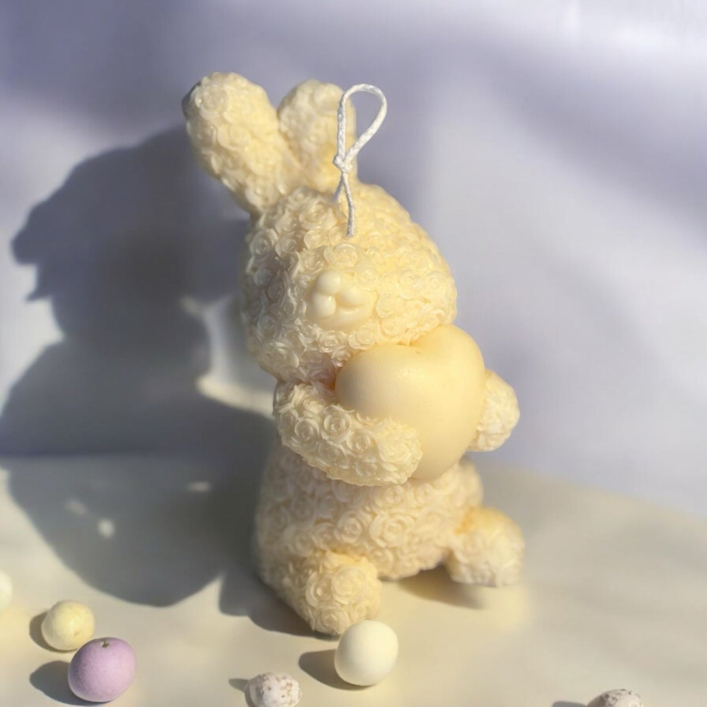 Konijn met roosjes structuur, houdt hart vast en is geurloos. Maat is 5x9 cm kleur is wit