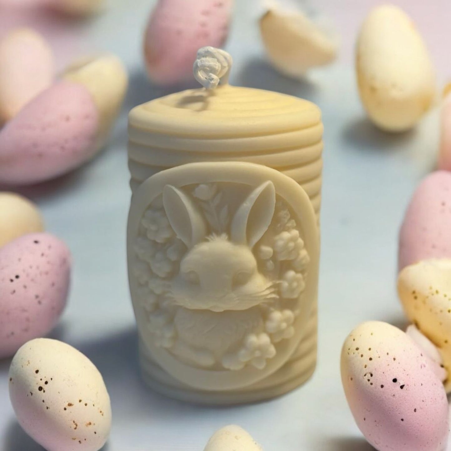 Pilaar kaars geurloos met lief konijn opdruk handgemaakt van 100% sojawas, niet giftig, crualty free, duurzaam, Pasen