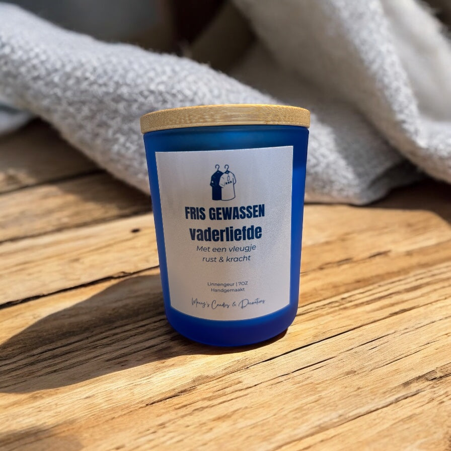 Kaars voor vaderdag met de geur fris linnen. In blauwe frosted glazen pot van 200 ml met de tekst Frisse vaderliefde