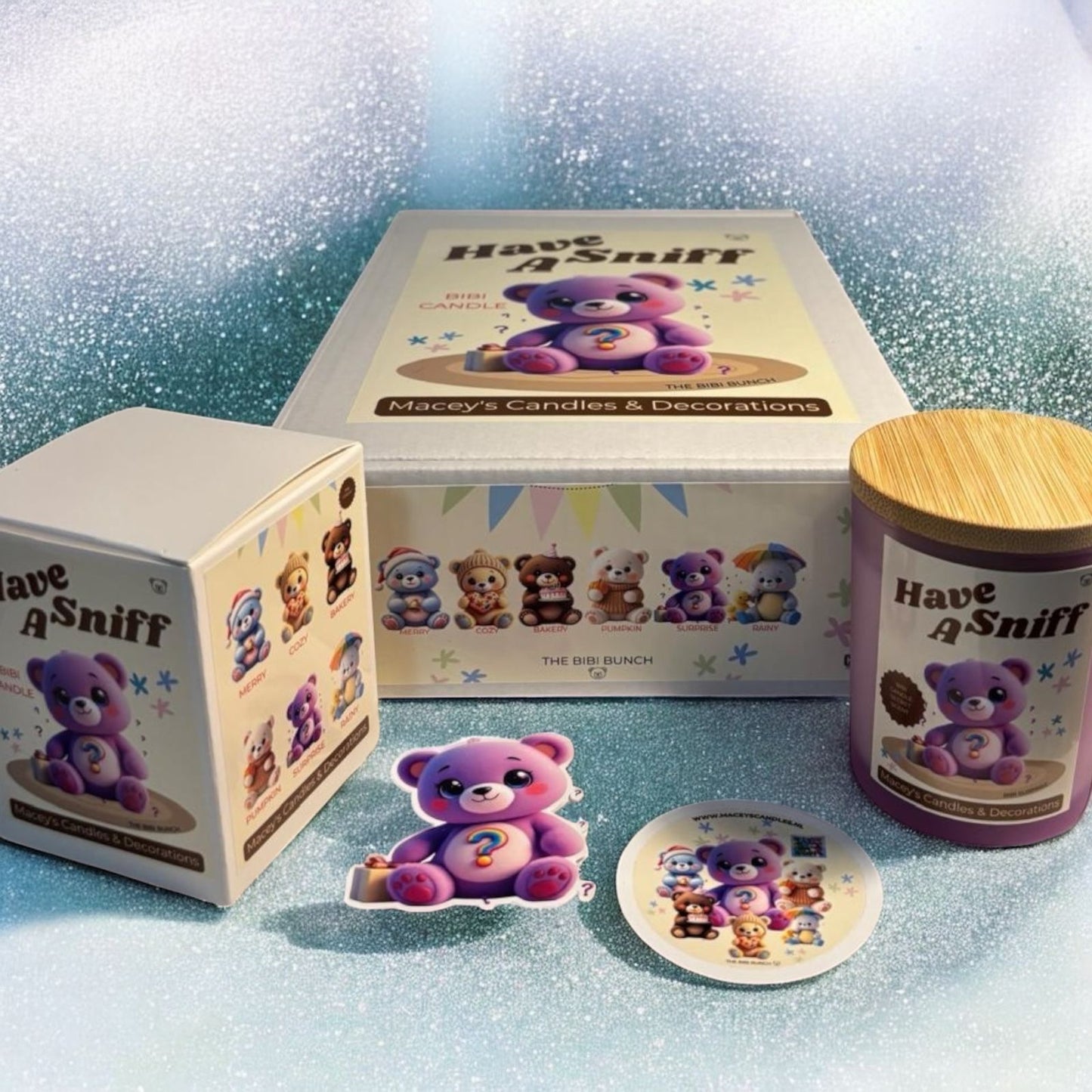 Een box met 6 Geurkaarsen geïnspireerd door labubu lafufu.onze heerlijk Bibi Candles 6 verschillende geuren, handgemaakt met sojawas in glazen zwarte pot met deksel. Met verrasingsgeurkaars in lila frosted glazen pot 🫙