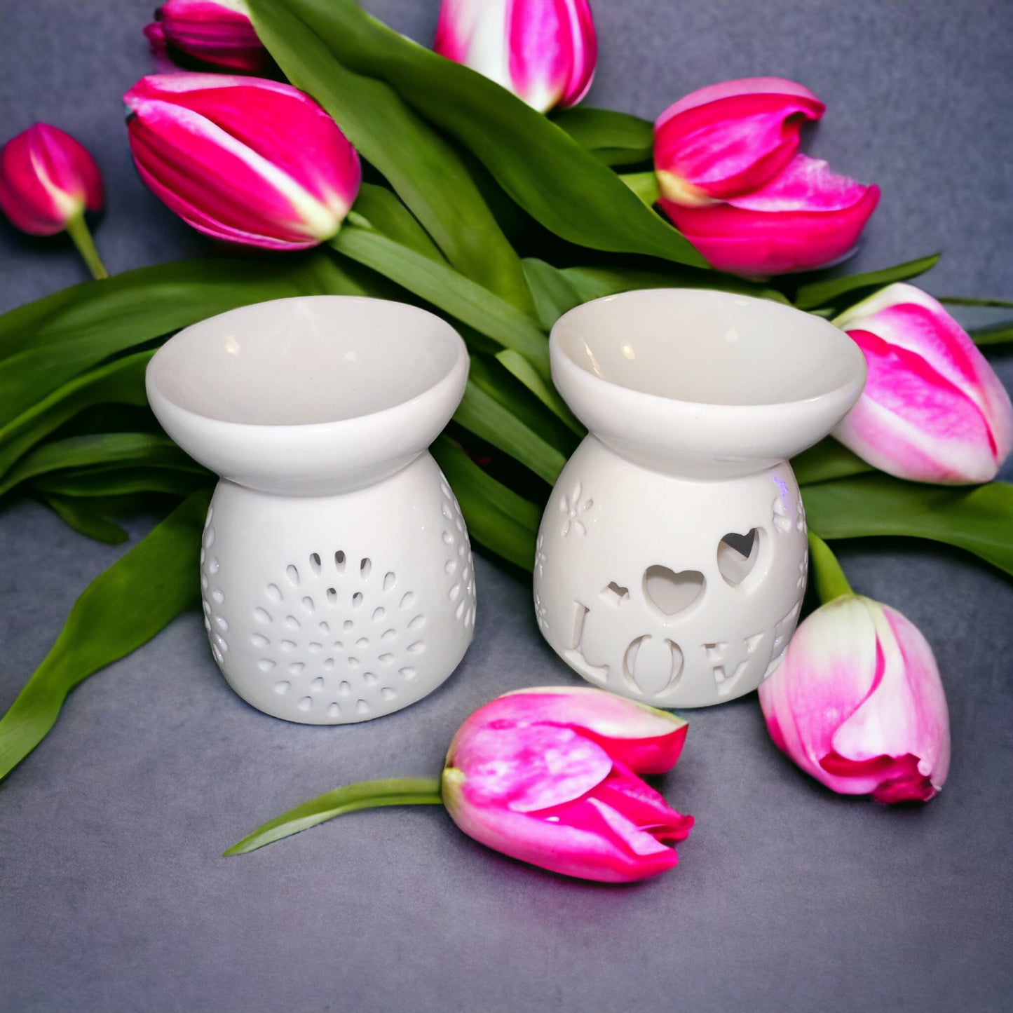 witte keramische waxbrander met Love en hartjes. Veilig te gebruiken met theelichtje eronder. Voor het smelten van waxmelts met heerlijke geuren
