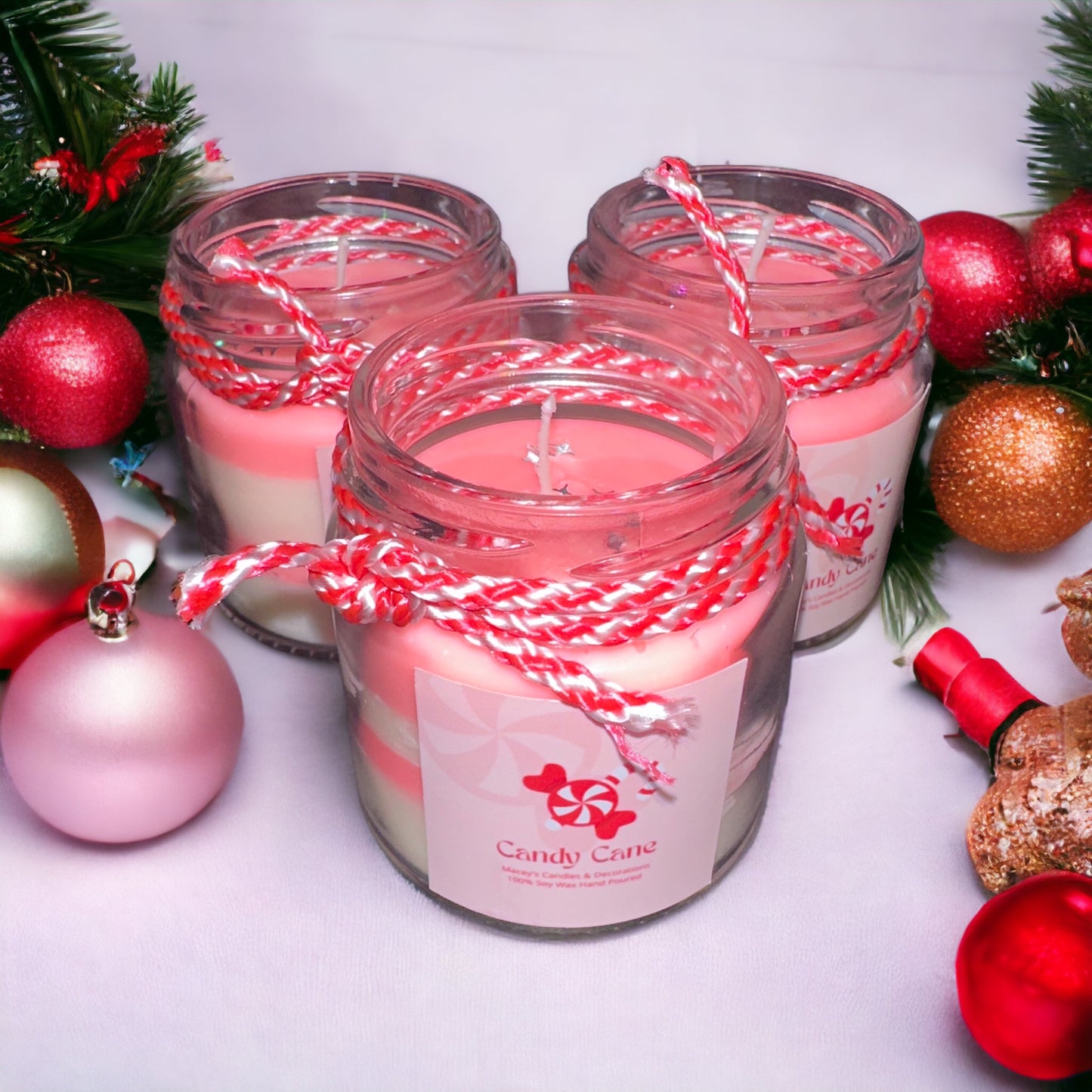 Zoete Candy Cane sojawas kaarsje 120 ml in een glazen potje met rood en wit geblokte deksel