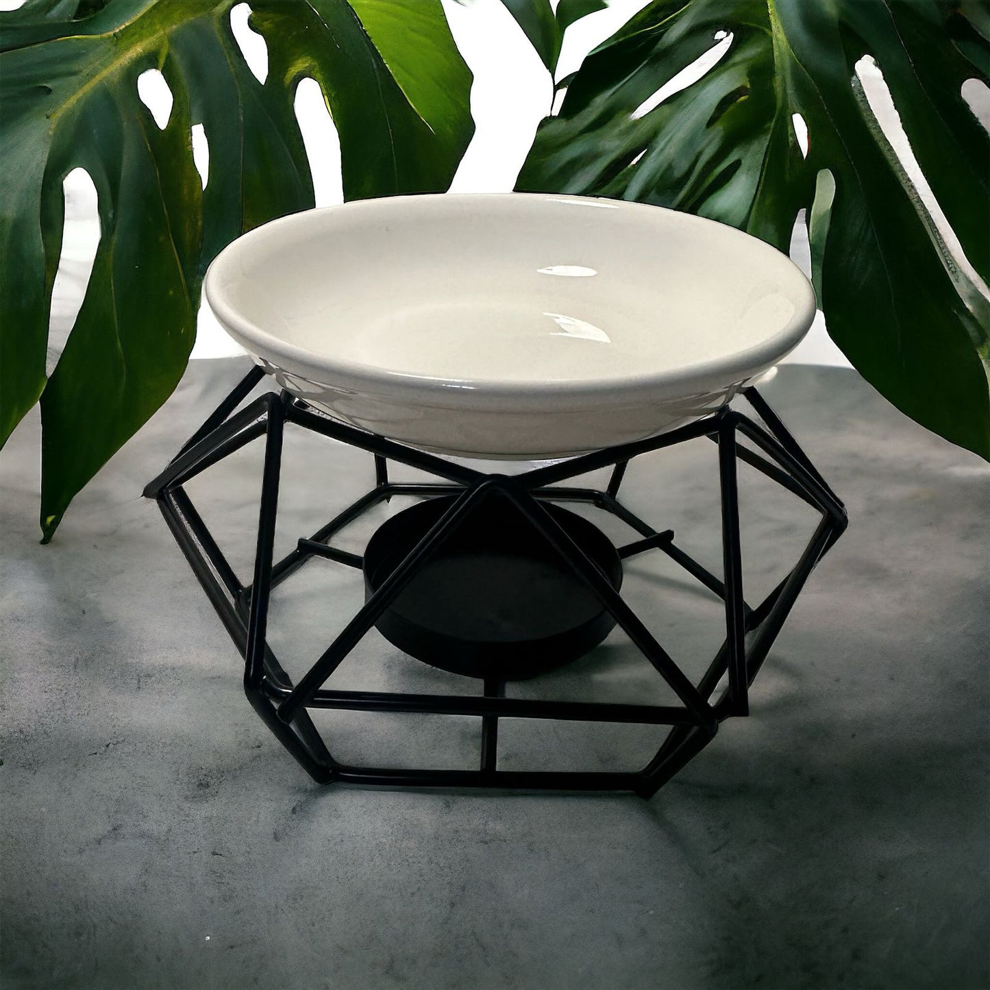 waxbrander, waxburner geometrische vorm zwart ijzer en keramisch schaaltje voor het smelten van geurwax, waxmelts. Veilig te gebruiken met theelichtje eronder.