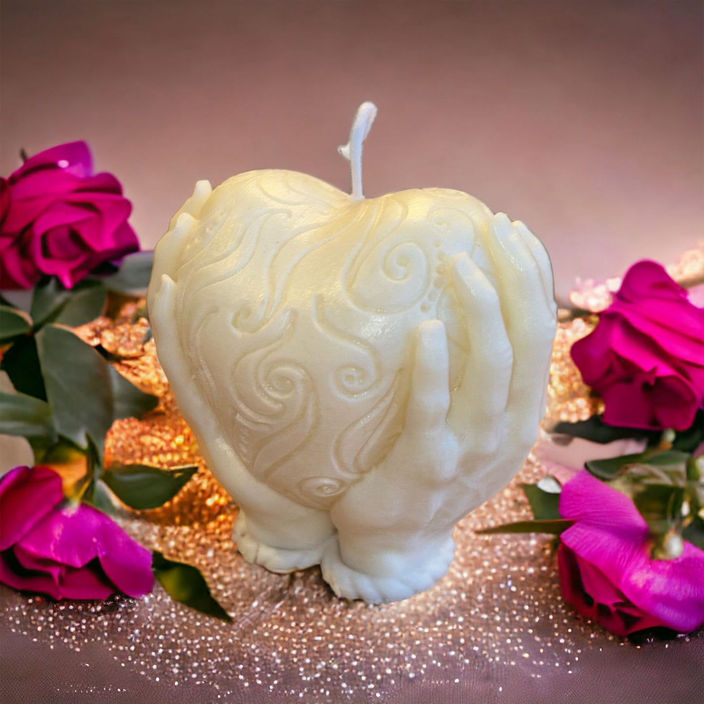 Deze unieke kaars, gevormd als twee handen die een hart vasthouden, straalt liefdevolle warmte uit in elke ruimte. Handgemaakt met zorg en gemaakt van hoogwaardige materialen