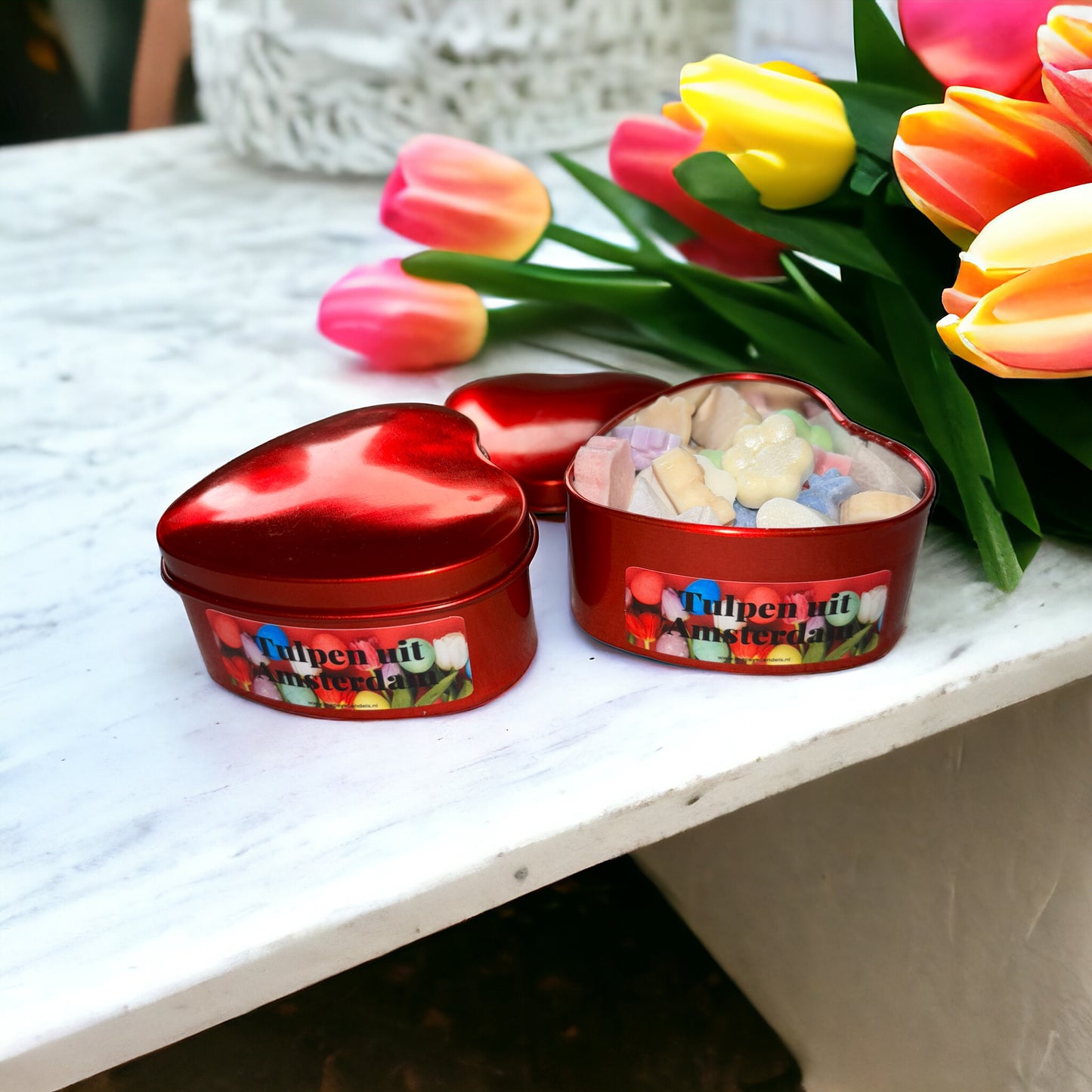 waxmelts met de geur van tulpen in een hartvormig rood blikje met deksel, natuurlijke soja was