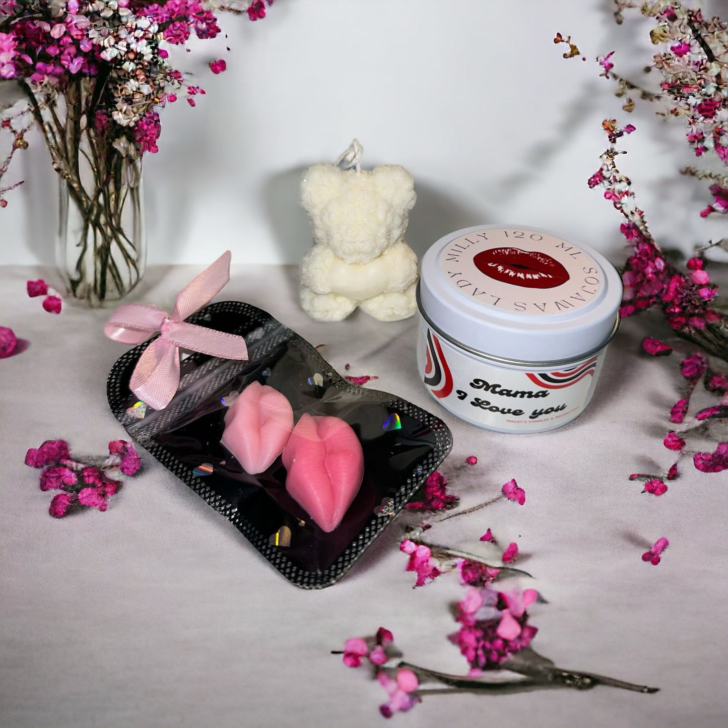 Verwen mama met onze speciale geschenkset! Bevat een handgemaakt sojakaarsje in een chic tinnen blikje met Lady Milly-geur, een schattig geurloos beertjeskaarsje en waxmelts in kusjesvorm voor een betoverende en hartverwarmende ervaring.