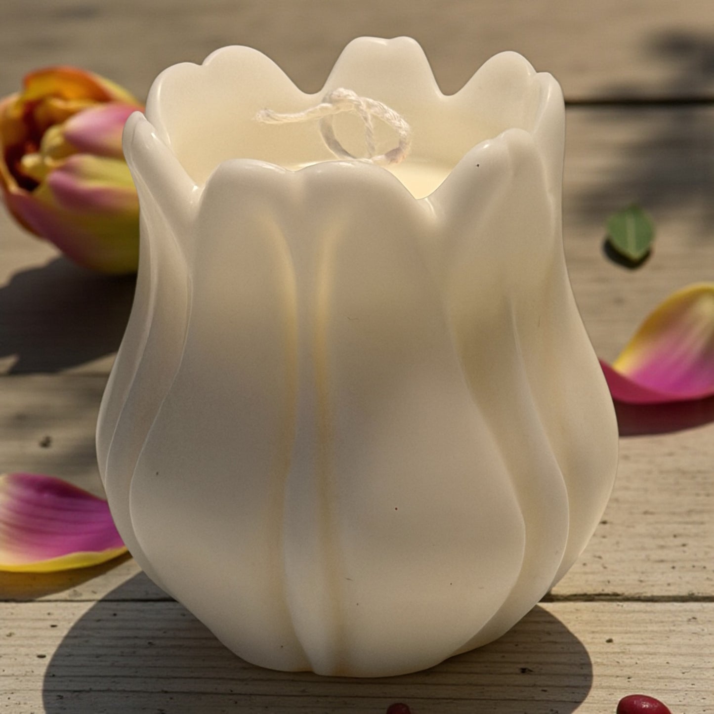 TulpKaars handgemaakt van sojawas 7x7,5 cm, duurzaam en niet giftig kleur crème/wit