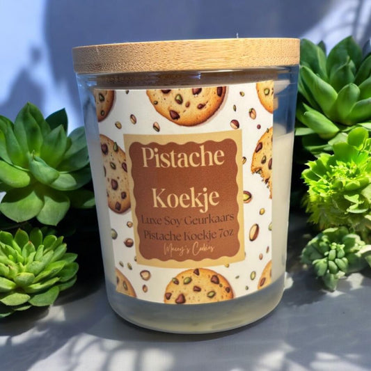 Stel je eens voor: je opent de oven en de warme geur van versgebakken pistachekoekjes stroomt je tegemoet. De lucht is gevuld met romige vanille, geroosterde pistachenoten en een subtiel snufje zeezout. Precies die geur vangen we in onze Pistache Koekje Kaars zacht, verrassend en onweerstaanbaar.

In een doorzichtige glazen pot van 200ml met bamboe deksel. Gemaakt van Sojawas