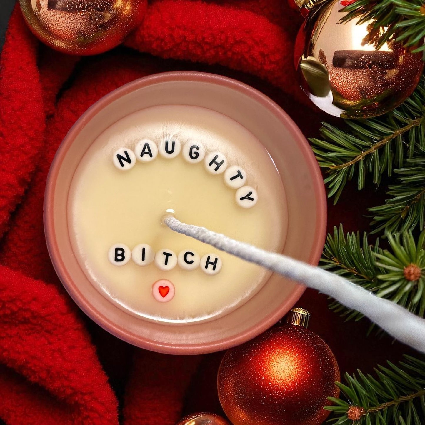 Sojawas kaars, hand gemaakt met grove tekst zoals naughty Bit.. in roze matte glazen pot met deksel. Kerst kaars met een knipoog 