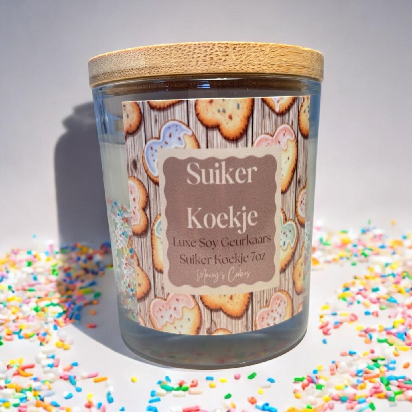 De geur van knusse zondagen en versgebakken koekjes… deze suikerkoekjes kaars brengt je meteen terug naar zoete herinneringen. Handgemaakt met sojawas en gegoten in een stijlvolle 7oz glazen pot met bamboe deksel.

Brandtijd: ±35-40 uur

Geur: Zoete suikerkoekjes