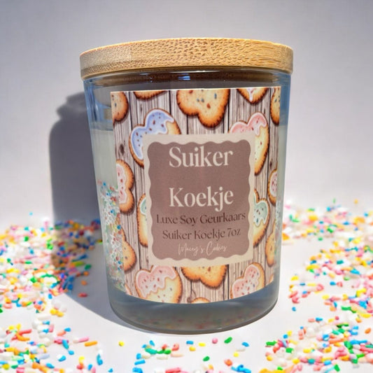 De geur van knusse zondagen en versgebakken koekjes… deze suikerkoekjes kaars brengt je meteen terug naar zoete herinneringen. Handgemaakt met sojawas en gegoten in een stijlvolle 7oz glazen pot met bamboe deksel.

Brandtijd: ±35-40 uur

Geur: Zoete suikerkoekjes
