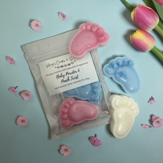 Handgemaakte soja waxmelts in babyvoetjes vorm met de geur Baby Powder en Peach Twist. Zachte frisse geur met een lichte fruitige twist voor je waxbrander.