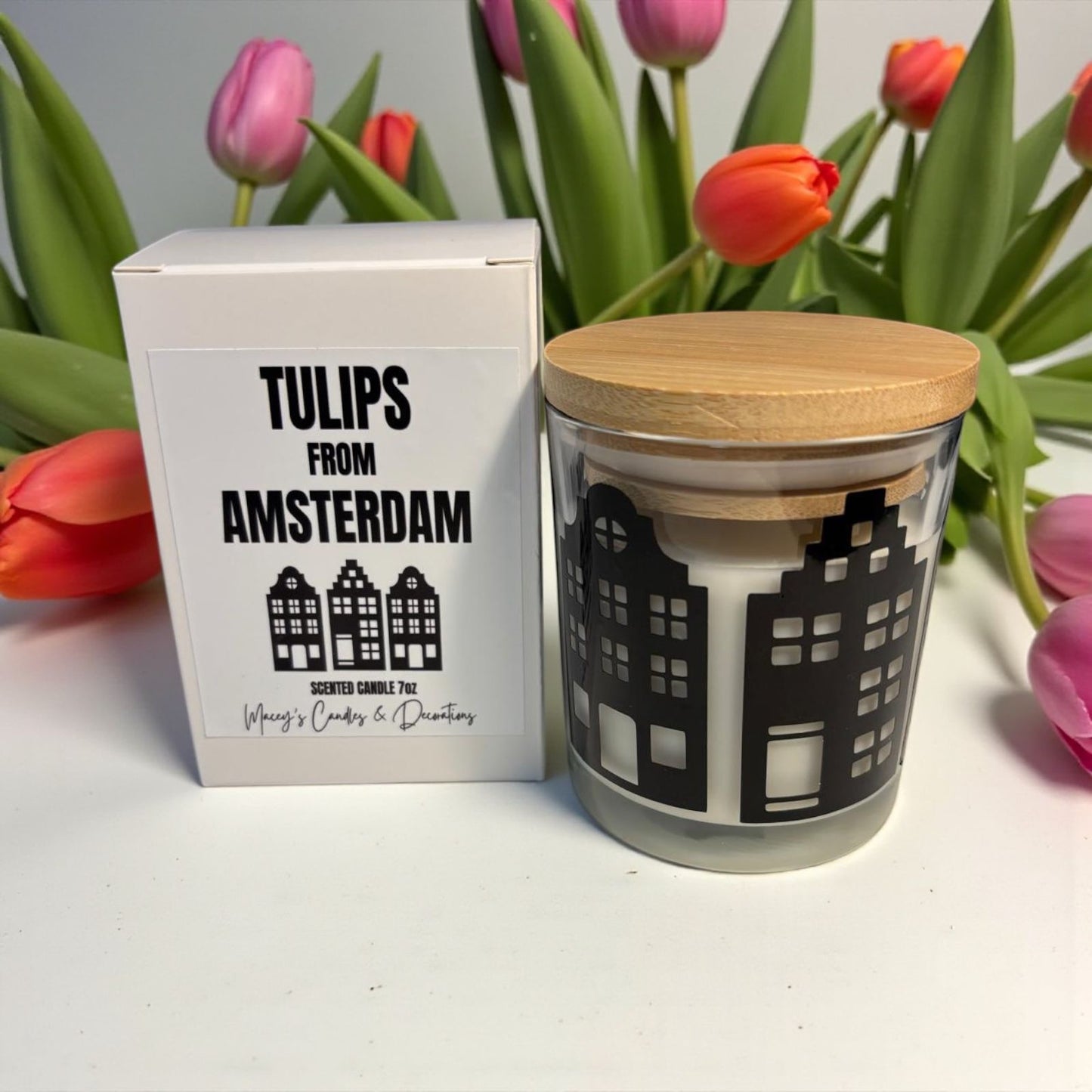 Sojakaars met tulpen geur, handgemaakt en duurzaam in een 7 oz glazen pot met deksel. Amsterdamse grachtenhuisjes opdruk 
