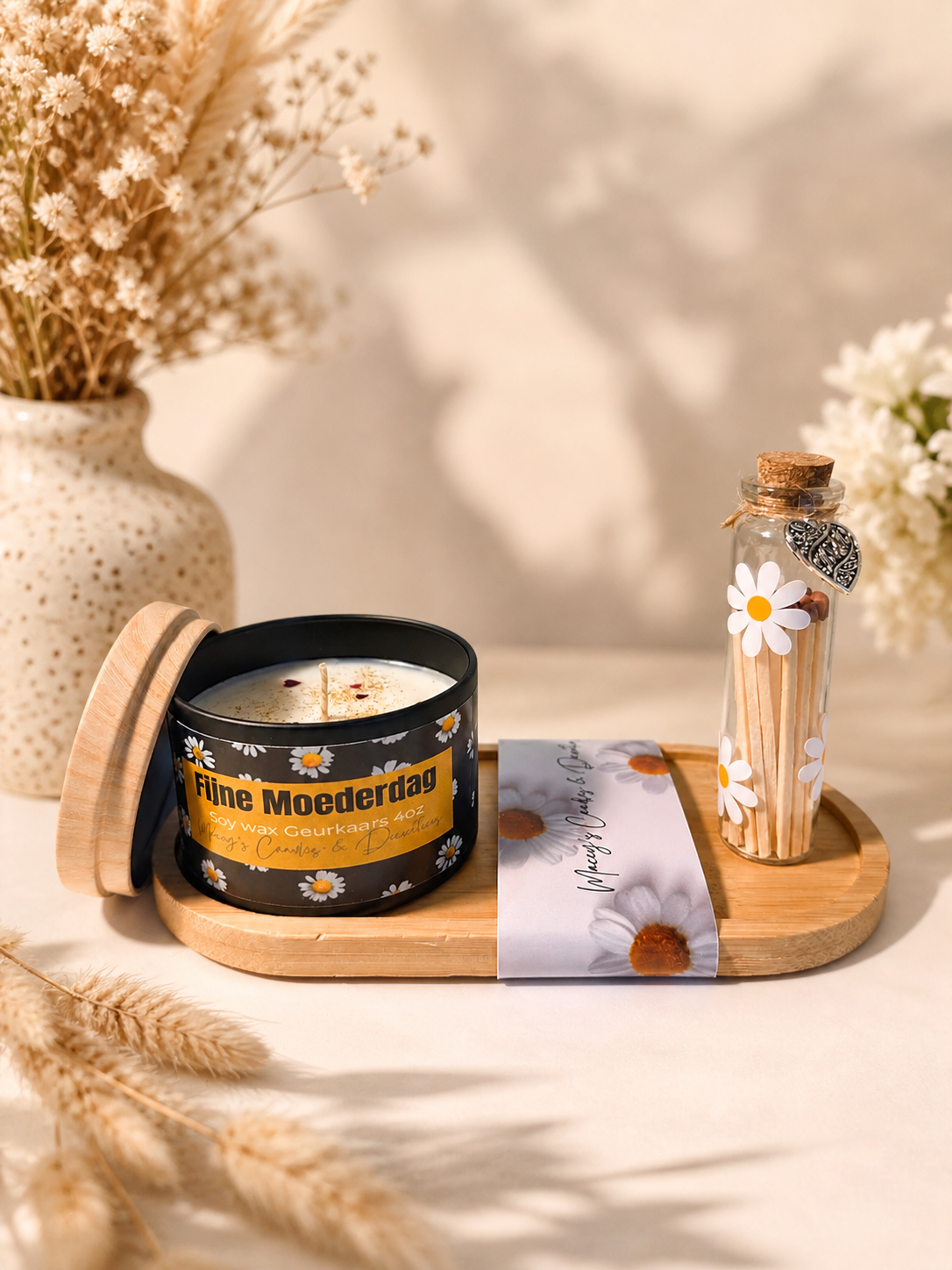 Geschenkset Moederdag, houten plateau met glazen flesje 20ml met lucifers en geurkaars in zwart blikje met houtkleurige deksel (Roos, vanille of lavendel met madeliefjes motief 