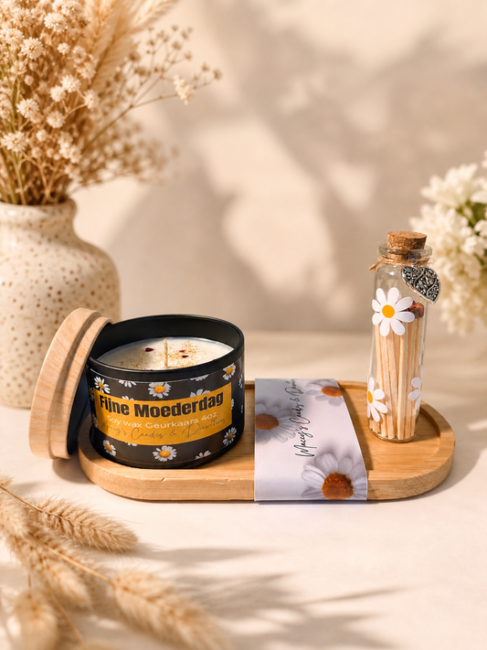 Geschenkset Moederdag, houten plateau met glazen flesje 20ml met lucifers en geurkaars in zwart blikje met houtkleurige deksel (Roos, vanille of lavendel met madeliefjes motief 