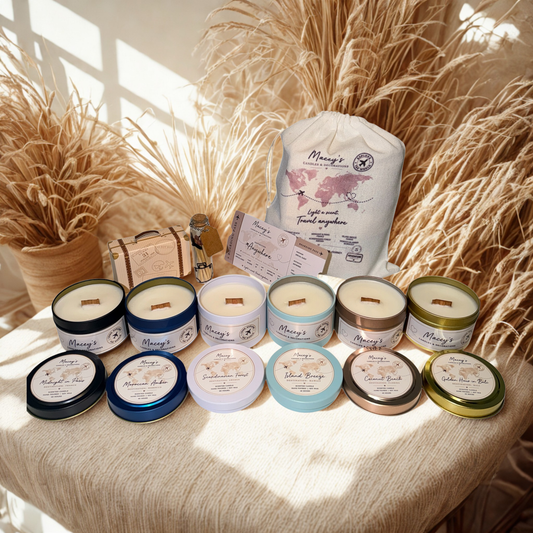 Travel Collection Gift Pouch van Macey’s Candles & Decorations met 6 luxe travel candles in kleurrijke blikjes en travel accessoires.