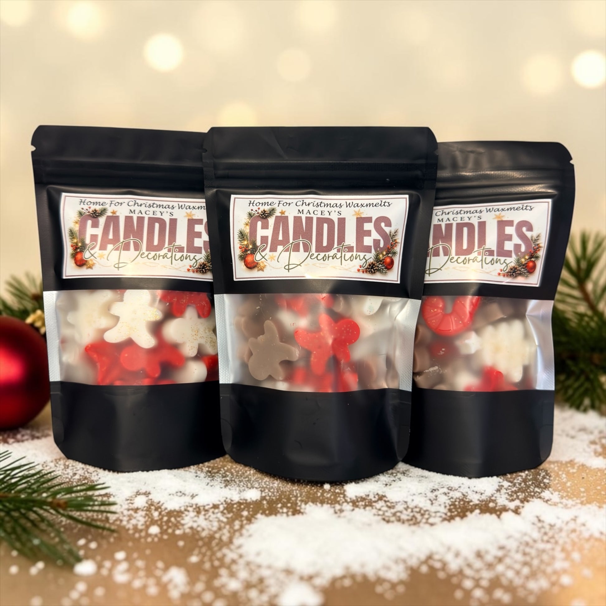 Drie zwarte stazakjes Home For Christmas handgemaakte sojawas waxmelts van 68 gram op een feestelijke ondergrond met sneeuw en dennengroen.