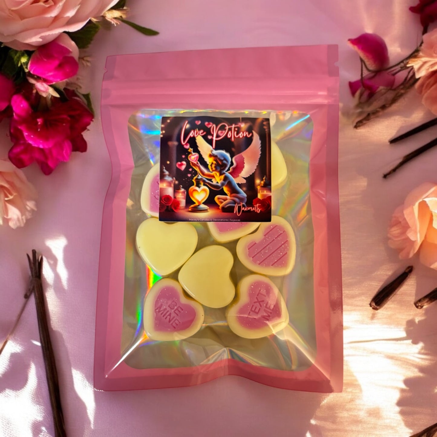 love potion waxmelts, geur melts, in de vorm van een pastel geel/roze kleurig hart met tekst, zoals xoxo, kiss me, be mine met de geur van roos en vanille in een afsluitbaar roze zakje