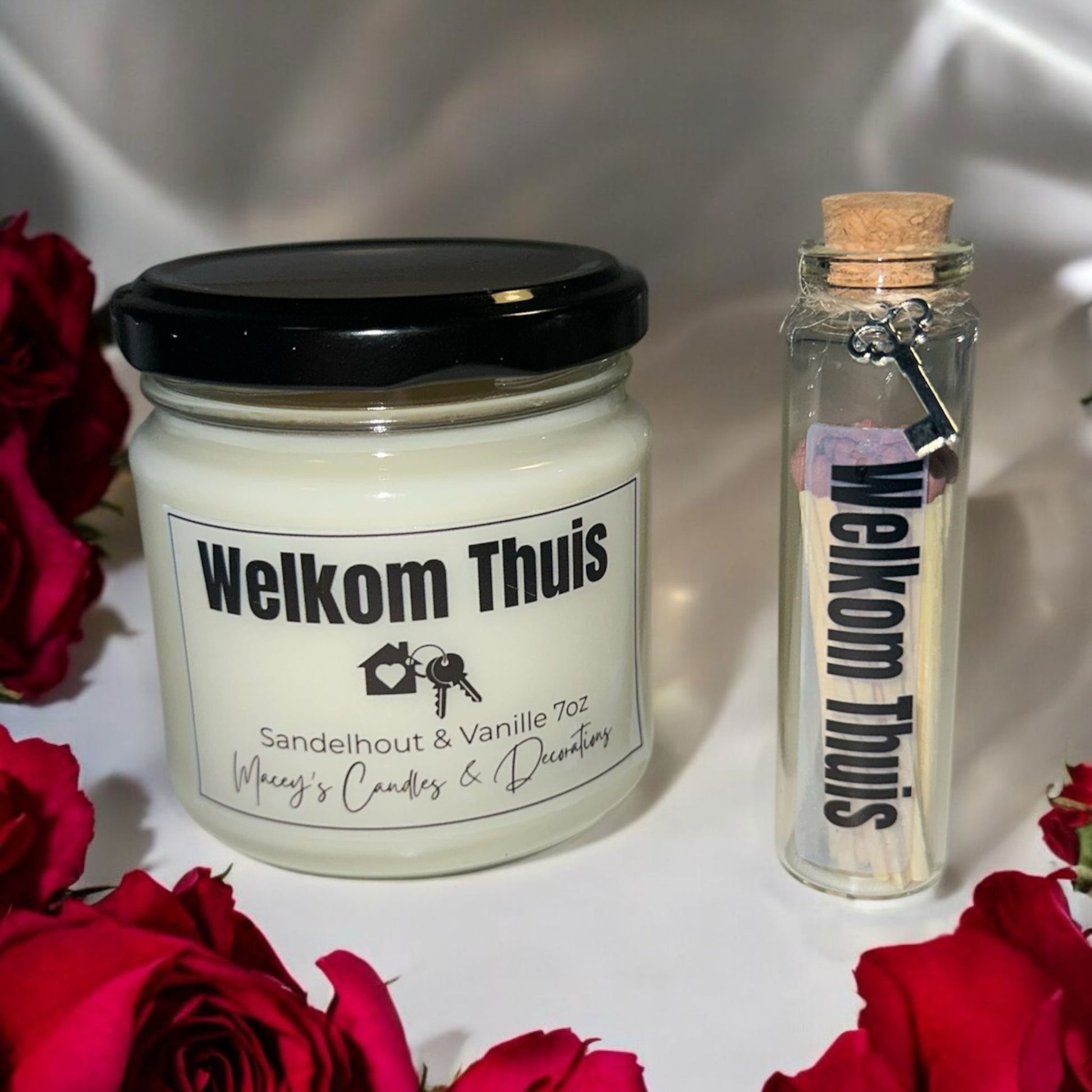 Welkom thuis geurkaars handgemaakt van sojawas geuren sandelhout en vanille 200 ml glazen pot met zwarte deksel en lucifers. Housewarming geschenkset.