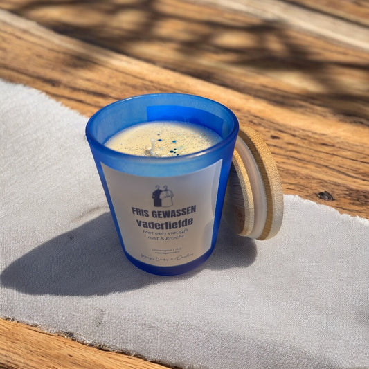 Fris linnen geurkaars in blauwe glazen pot, sojawas handgemaakt 200ml op het label staat fris gewassen vaderliefde 