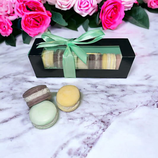 Giftbox Macarons (vanille, banaan, chocola, green tea, aardbei)