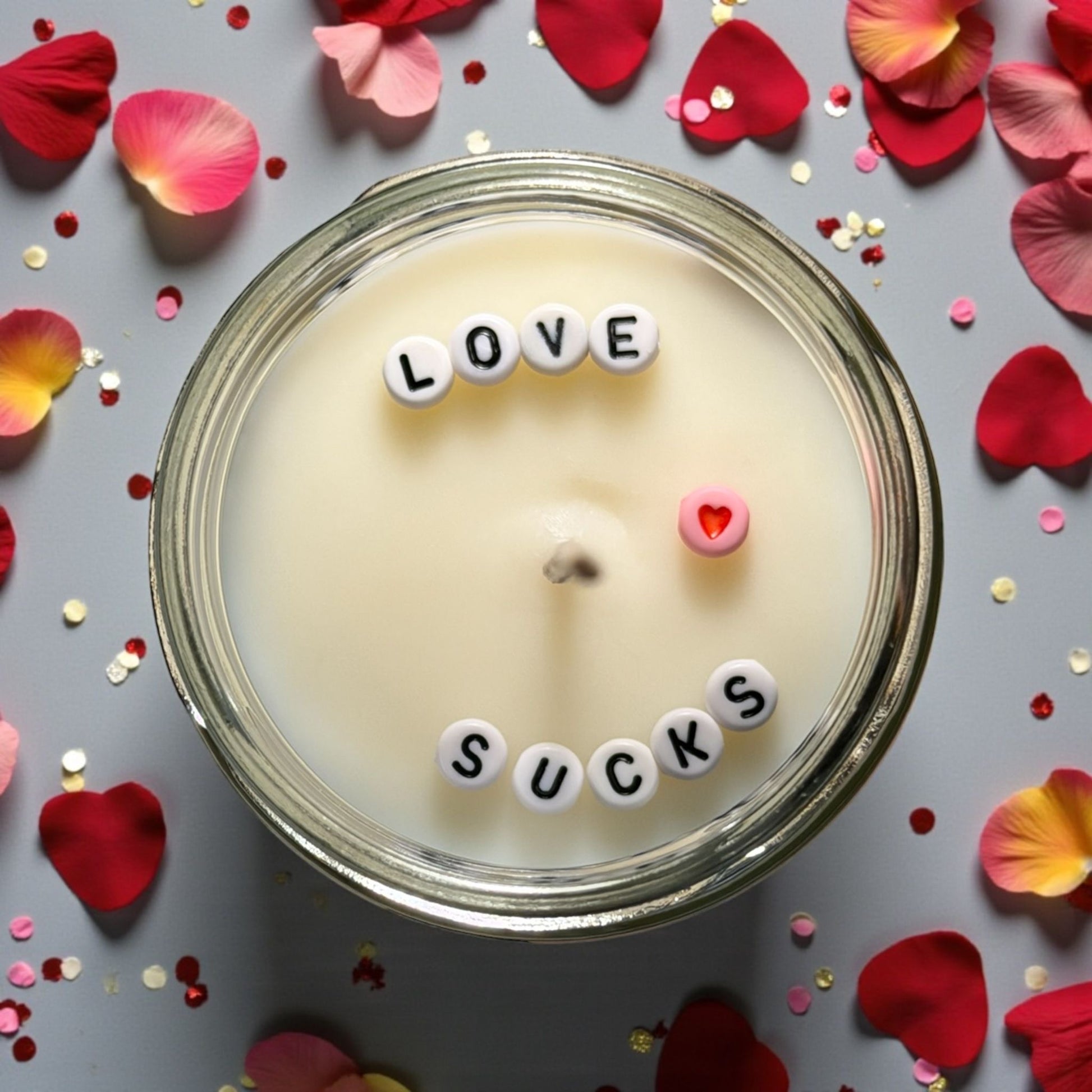 Anti Valentijn sojawas geurkaars met tekst love sucks in glazen pot met deksel 
