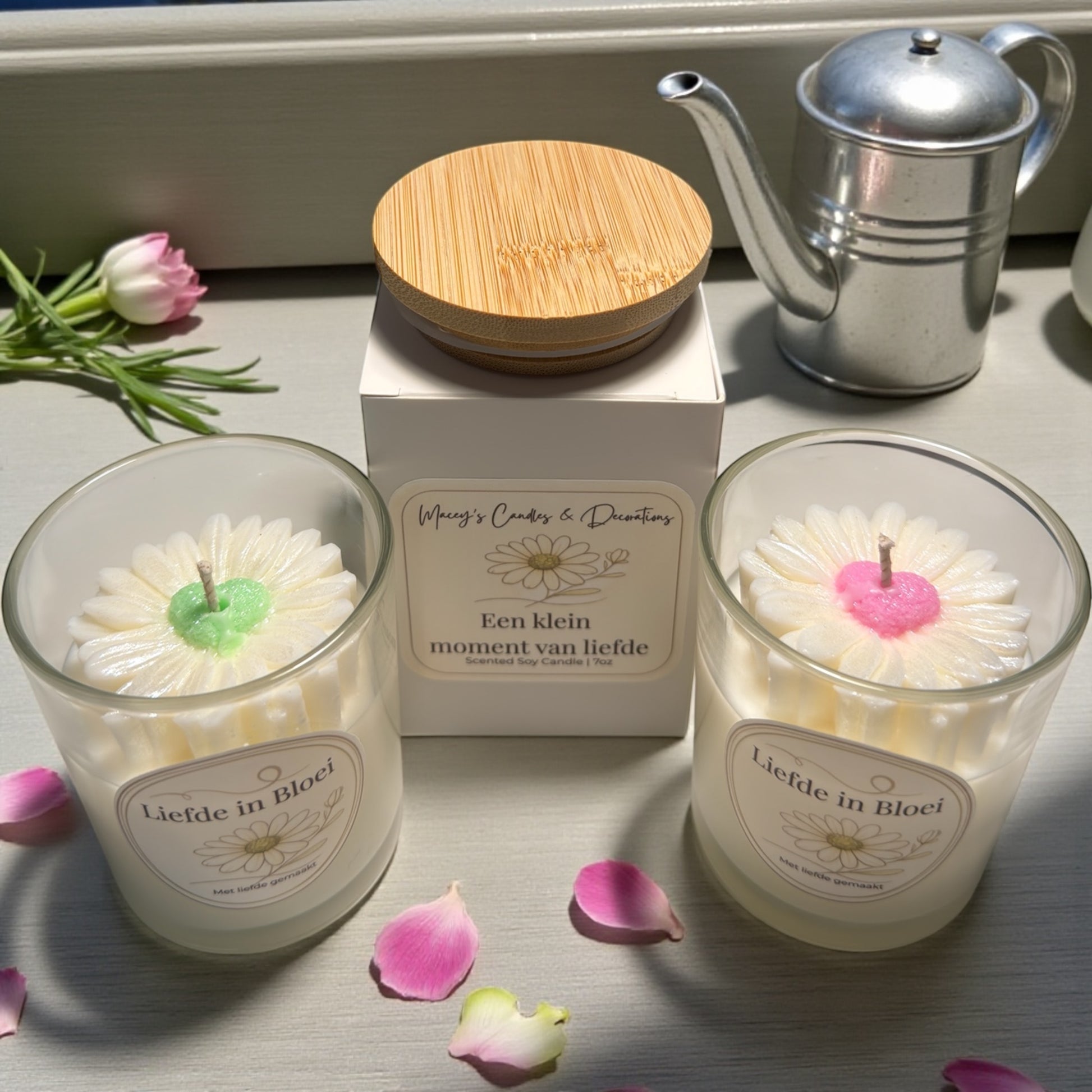 Handgegoten sojakaars met madelief – Liefde in Bloei 