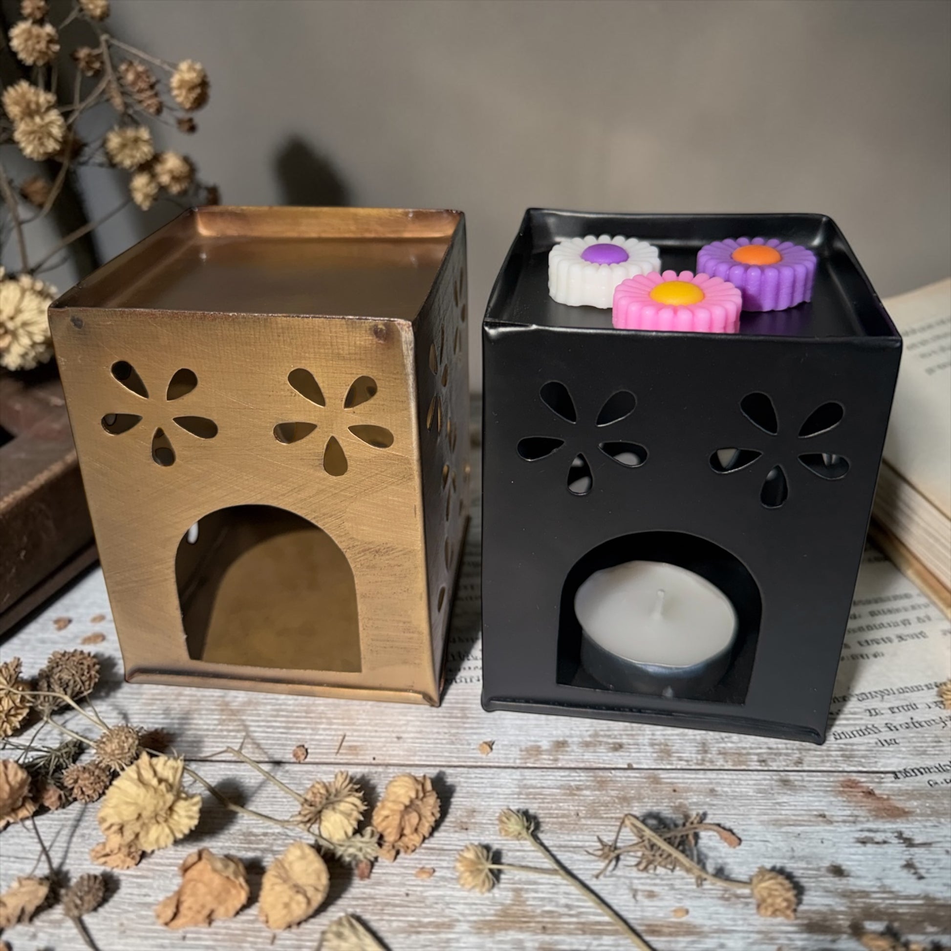 Indusriële metalen waxbrander goud en zwart bloemmotief. 