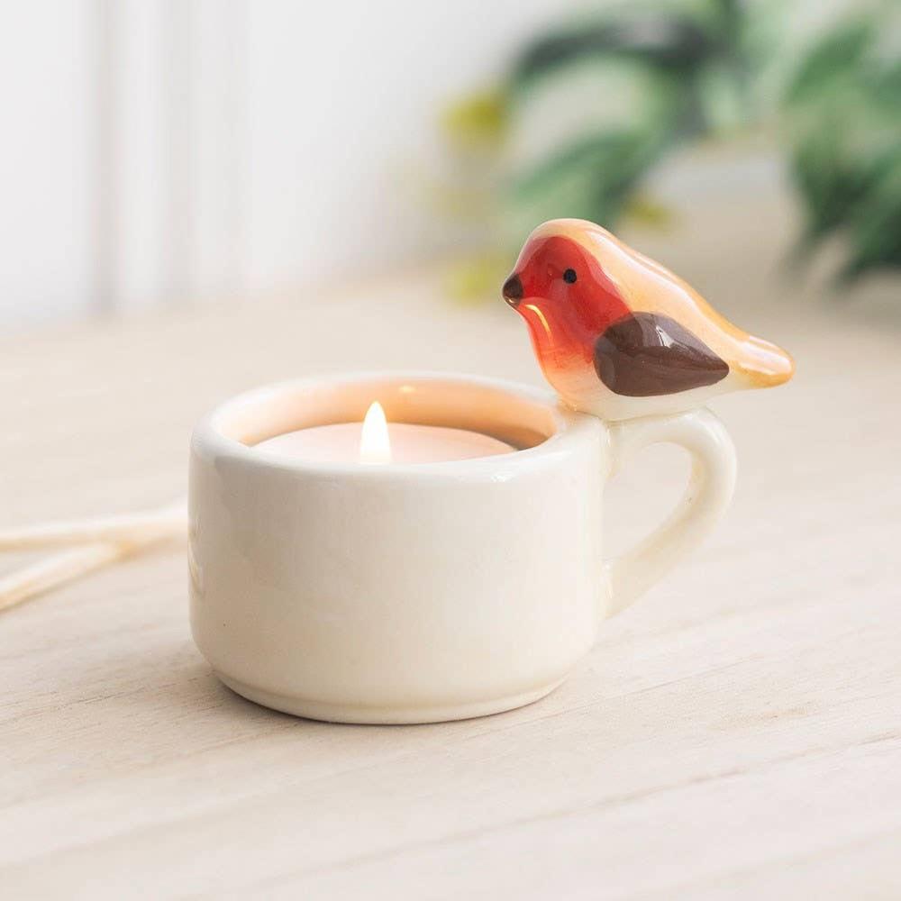 Sfeervol, compact en oergezellig: de Robin Teacup Theelichthouder zet meteen de toon voor de knusse donkere dagen. Met zijn handgeschilderde roodborstje op het oor haal je de rust van de natuur rechtstreeks naar je salontafel, dressoir of vensterbank. 

Afmetingen: H 5,5 cm x B 9,5 cm x D 7,5 cm

Materiaal: Keramiek

Geschikt voor: 1 standaard waxinelichtje