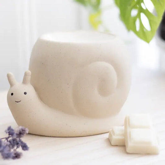 Waxbrander in de vorm van een creme-kleurige slak, steenachtig