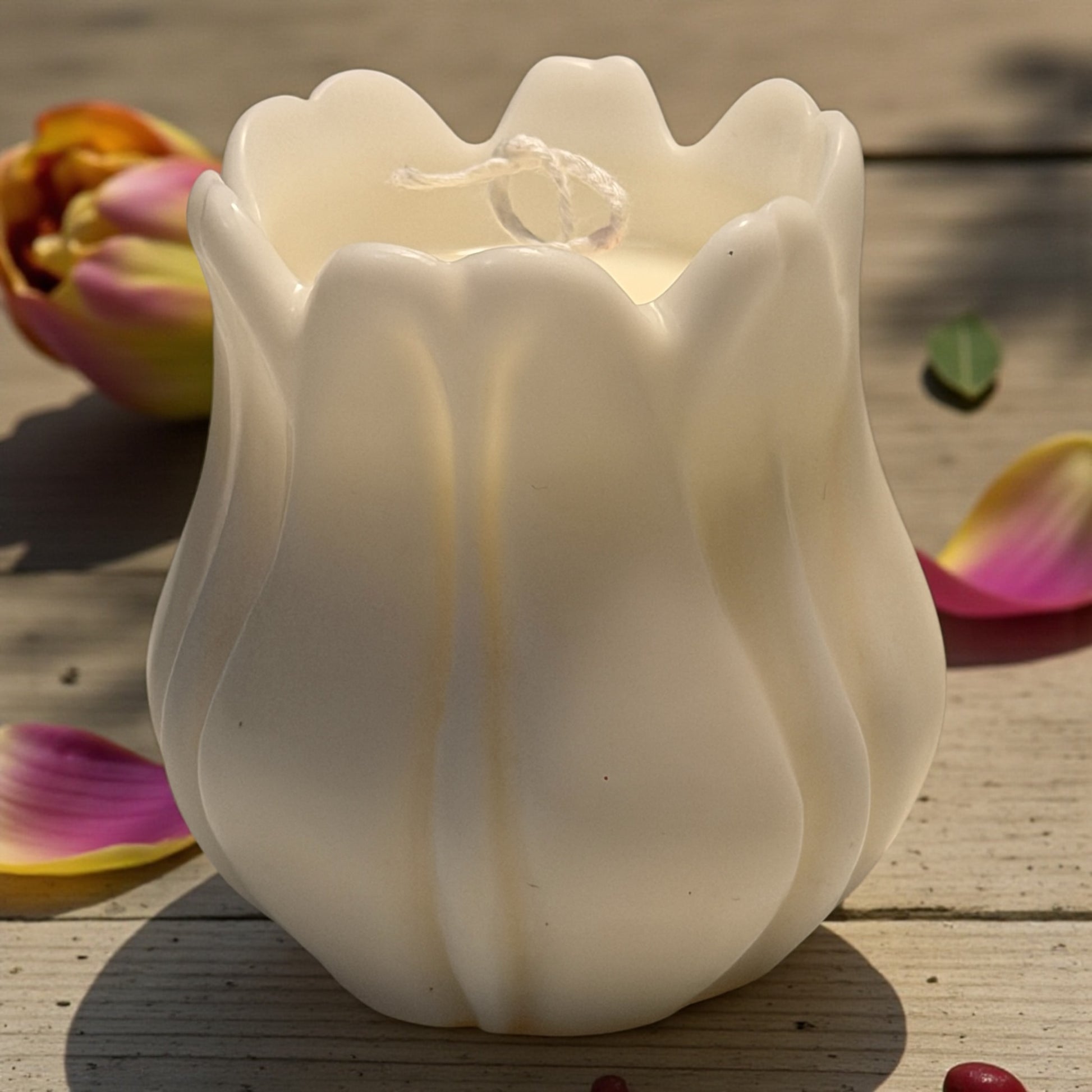 TulpKaars handgemaakt van sojawas 7x7,5 cm, duurzaam en niet giftig kleur crème/wit