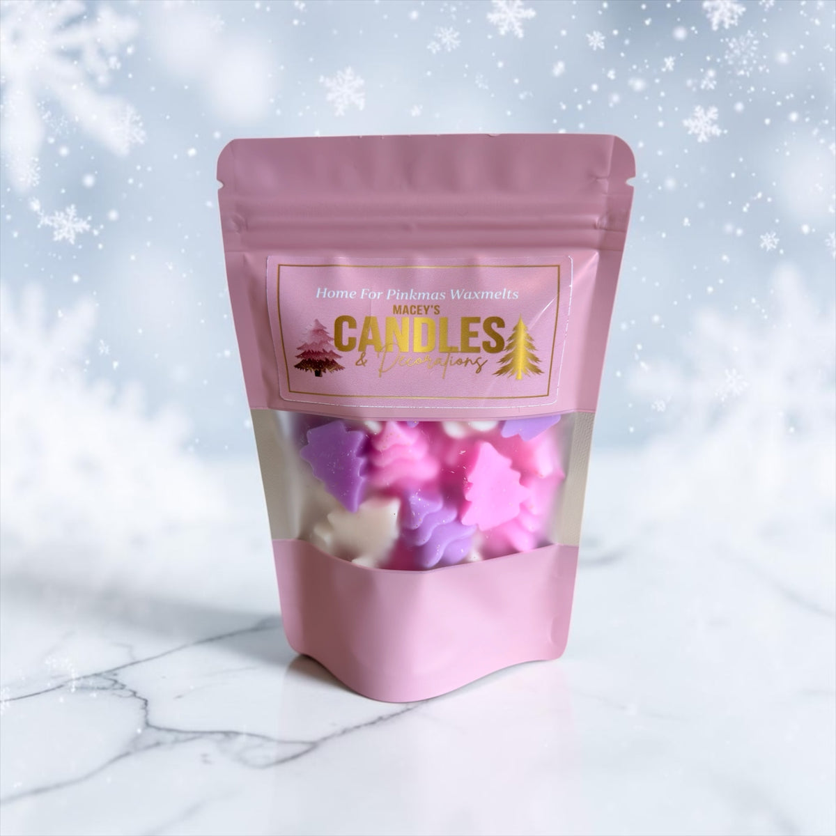 Zakje Home for Pinkmas sojawas waxmelts op een marmeren ondergrond met winterse sneeuwachtergrond⁠
