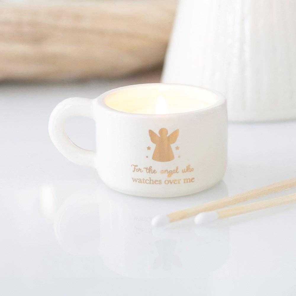 Witte keramische waxinelichthouder in de vorm van een mini-kopje met een gouden engeltje en de tekst For the angel who watches over me.